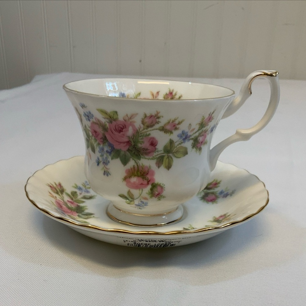 ROYAL ALBERT, Bone china moss rose 1956 vintage teacup and saucer set